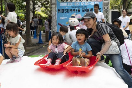［にぎわいイベント］西新宿、外国人観光客に向けて日本の魅力を紹介。夏と冬を同時に楽しめるイベント「真夏の雪まつり」を開催